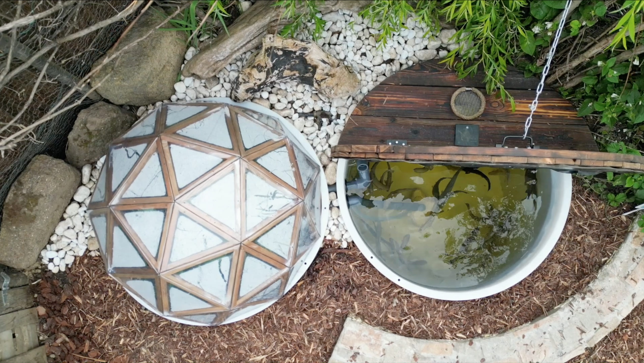 installer un système d'aquaponie chez soi, installation aquaponique enterrée, aquaponie pour les particuliers, aquaponie chez soi