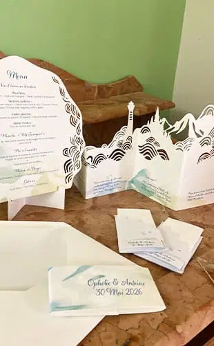 Ensemble de papeterie de mariage décorative dans le thème océan et montagne